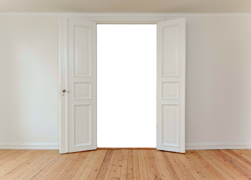 Drewniane drzwi – dlaczego warto w nie zainwestować?