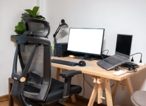 Maksymalizacja przestrzeni: Eleganckie i funkcjonalne biurka do małych mieszkań
